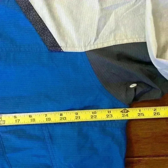 Columbia Sportswear Hooded Light Jacket. - Picture 3 of 5